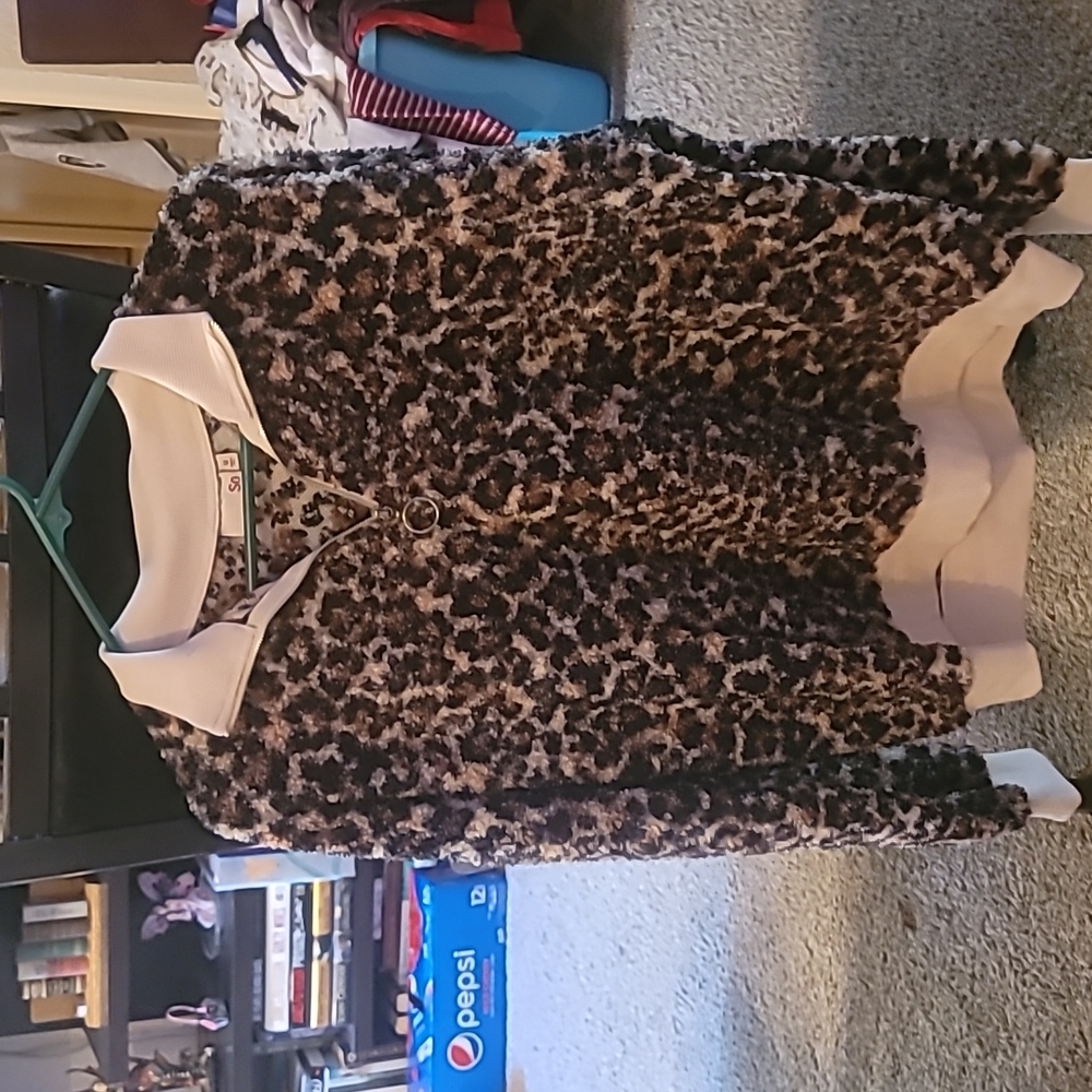 Animal print sweater  M
